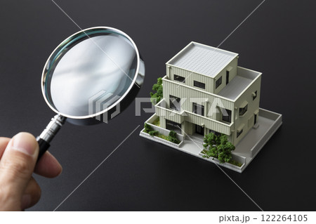 黒背景に住宅模型と虫眼鏡 122264105