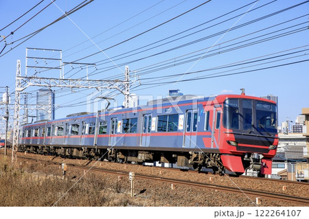 名古屋のビル群をバックに走る名鉄9500系電車 122264107