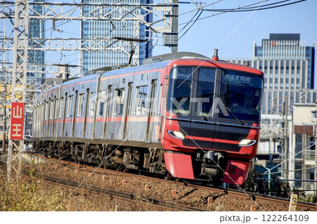 名古屋のビル群をバックに走る名鉄9500系電車 122264109