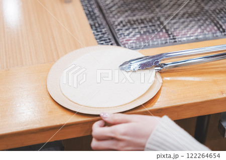 手焼きせんべいを体験する若い女性【撮影協力・新潟米菓 premium SENBEI 田DEN】 手焼きせんべいを体験する若い女性【撮影協力・新潟米菓 premium SENBEI 田DEN】 122264654