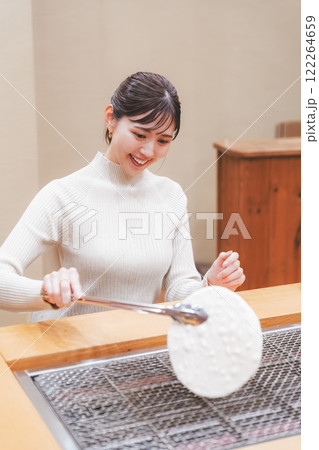 手焼きせんべいを体験する若い女性【撮影協力・新潟米菓 premium SENBEI 田DEN】 122264659