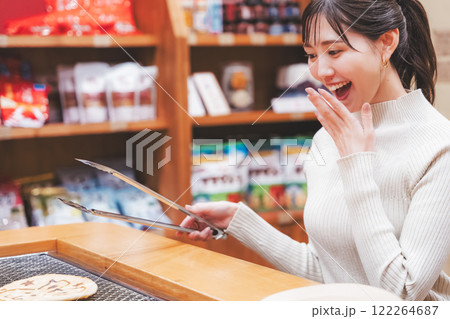 手焼きせんべいを体験する若い女性【撮影協力・新潟米菓 premium SENBEI 田DEN】 122264687