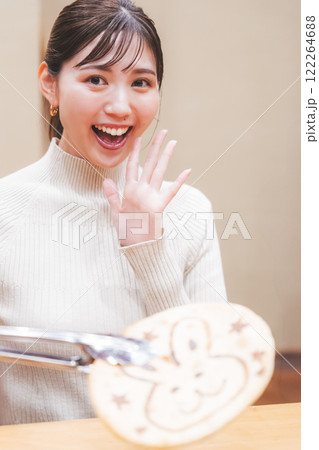 手焼きせんべいを体験する若い女性【撮影協力・新潟米菓 premium SENBEI 田DEN】 122264688