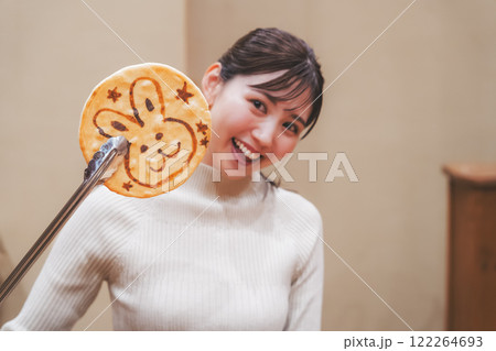 手焼きせんべいを体験する若い女性【撮影協力・新潟米菓 premium SENBEI 田DEN】 122264693