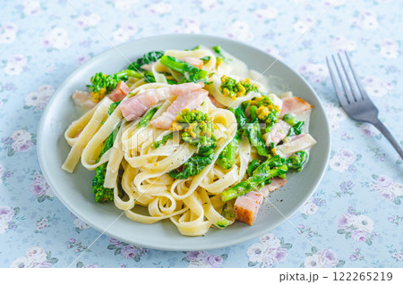 菜の花とベーコンのクリームパスタ 菜の花とベーコンのクリームパスタ 122265219