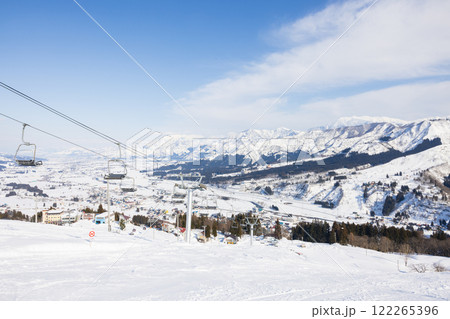 新潟県の石打丸山スキー場からの冬景色 122265396