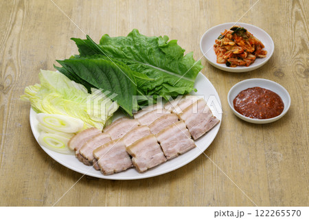 ポッサム(豚バラ肉をスライスして葉野菜で包んだもの)、韓国料理 ポッサム(豚バラ肉をスライスして葉野菜で包んだもの)、韓国料理 122265570