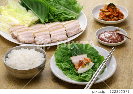 ポッサム（豚バラ肉をスライスして葉野菜で包んだもの）、韓国料理 122265571