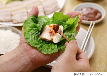 ポッサム(豚バラ肉をスライスして葉野菜で包んだもの)、韓国料理 ポッサム(豚バラ肉をスライスして葉野菜で包んだもの)、韓国料理 122265572