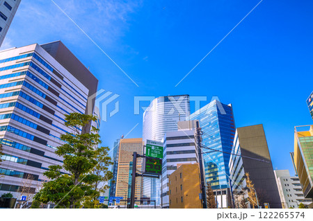 日本の東京都市景観 汐留などのビル群や首都高・300m入口18汐留の標識などを望む＝令和7年1月 122265574
