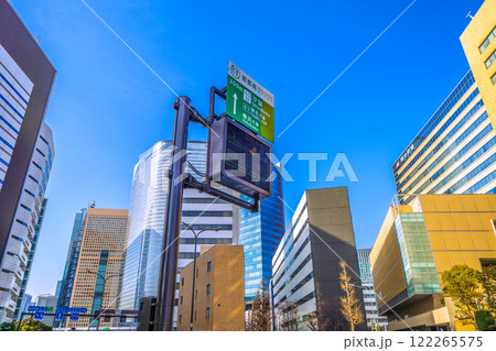 日本の東京都市景観 汐留などのビル群や首都高・300m入口18汐留の標識などを望む＝令和7年1月 122265575