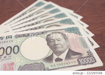 日本の複数枚の1万円札 122265588