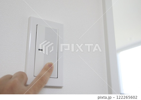 住宅の電気の壁スイッチ 住宅の電気の壁スイッチ 122265602
