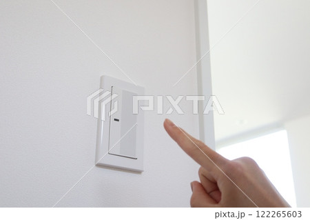 住宅の電気の壁スイッチ 122265603
