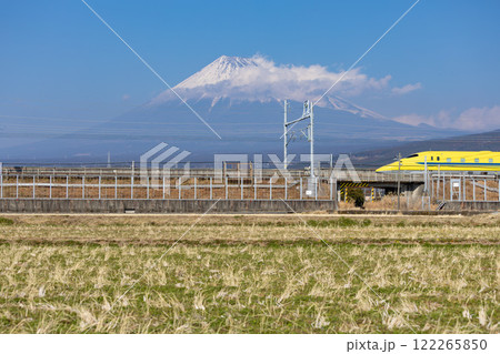 【静岡】富士山のそばを走る新幹線 122265850
