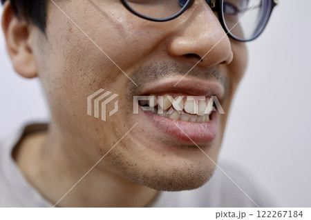 無精髭が生えた男性の笑顔 無精髭が生えた男性の笑顔 122267184