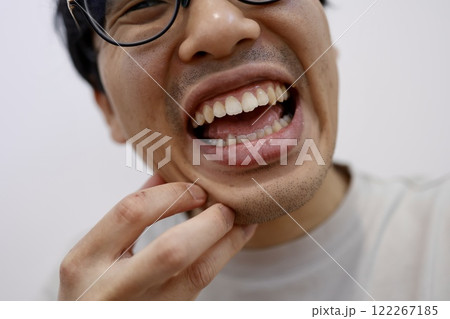 無精髭が生えた男性の笑顔 無精髭が生えた男性の笑顔 122267185