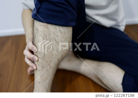 日本人男性のすね毛 122267186