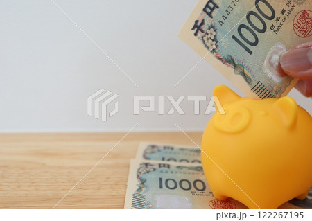 貯金箱と千円札 コピースペース 貯金箱と千円札 コピースペース 122267195