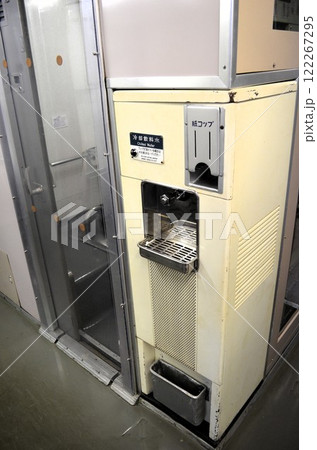 列車の冷水機 122267295