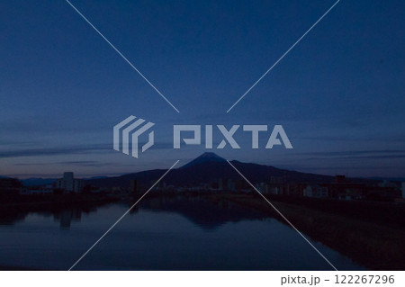 夕暮れの富士と逆さ富士(横) 122267296