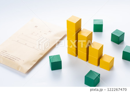 黄色いブロックのグラフと給料 122267470