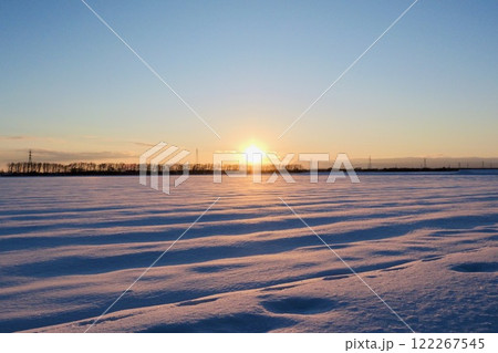 夕日と雪原「畑を覆う雪」 122267545