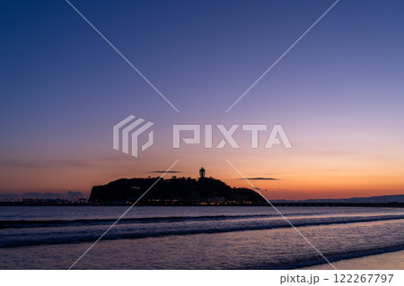 《神奈川県》夕暮れの江ノ島・片瀬海岸のビーチ 122267797