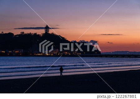 《神奈川県》夕暮れの江ノ島・片瀬海岸のビーチ 《神奈川県》夕暮れの江ノ島・片瀬海岸のビーチ 122267801