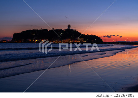 《神奈川県》夕暮れの江ノ島・片瀬海岸のビーチ 122267805