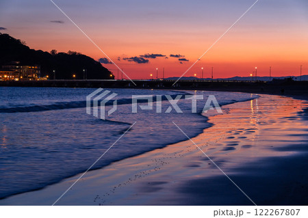 《神奈川県》夕暮れの江ノ島・片瀬海岸のビーチ 122267807