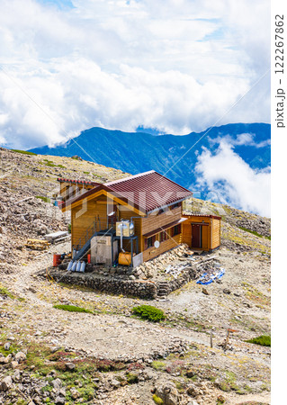 赤石岳山頂の赤石避難小屋 南アルプス 赤石岳登山 赤石岳山頂の赤石避難小屋 南アルプス 赤石岳登山 122267862