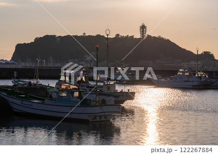 《神奈川県》江ノ島をのぞむ腰越漁港の夕暮れ 122267884