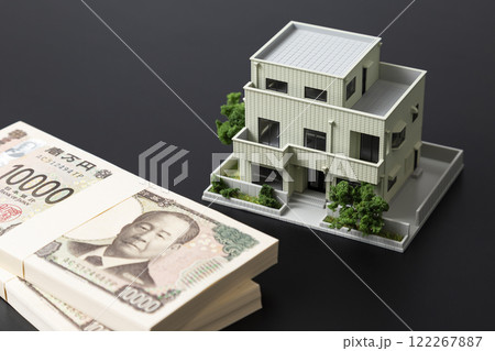 黒背景に住宅模型とお金 122267887
