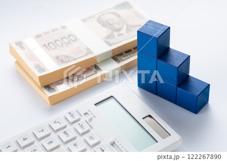 青いブロックのグラフとお札と電卓 青いブロックのグラフとお札と電卓 122267890