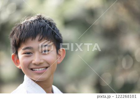 道着を着た笑顔の少年 122268101