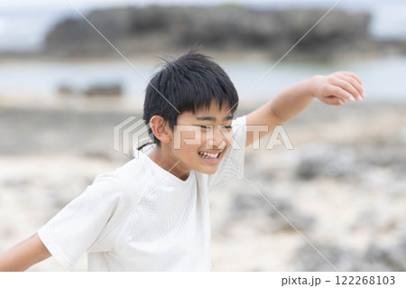 海で遊ぶ男の子 122268103