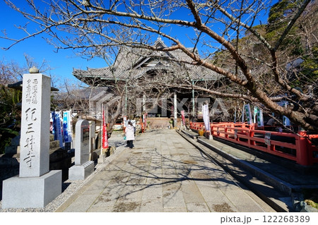 和歌山県紀三井寺本堂への参道と参拝する人々【1月】 和歌山県紀三井寺本堂への参道と参拝する人々【1月】 122268389