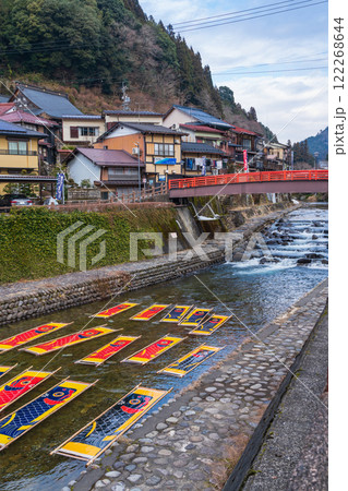 郡上の冬の風物詩、郡上本染鯉のぼり寒ざらし〈岐阜県郡上市〉 122268644