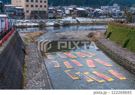 郡上の冬の風物詩、郡上本染鯉のぼり寒ざらし〈岐阜県郡上市〉 122268693
