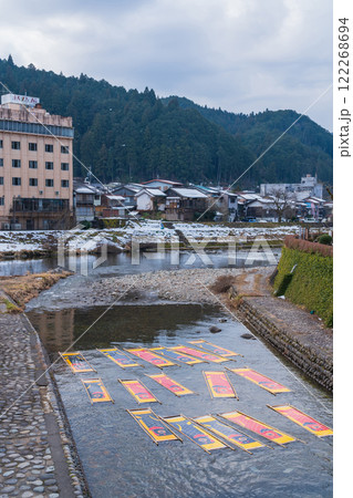 郡上の冬の風物詩、郡上本染鯉のぼり寒ざらし〈岐阜県郡上市〉 122268694