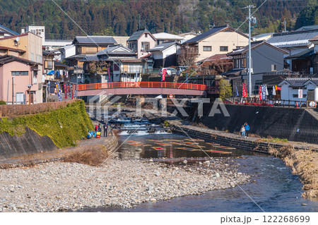 郡上の冬の風物詩、郡上本染鯉のぼり寒ざらし〈岐阜県郡上市〉 122268699