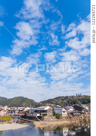 郡上の冬の風物詩、郡上本染鯉のぼり寒ざらし〈岐阜県郡上市〉 郡上の冬の風物詩、郡上本染鯉のぼり寒ざらし〈岐阜県郡上市〉 122268721