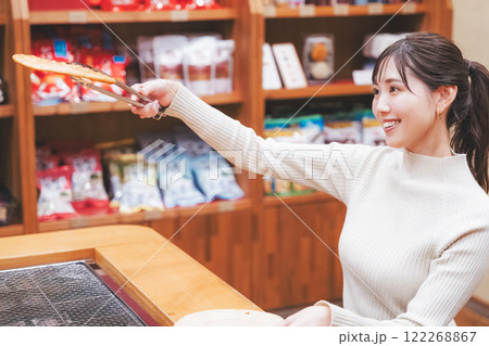手焼きせんべいを体験する若い女性【撮影協力・新潟米菓 premium SENBEI 田DEN】 手焼きせんべいを体験する若い女性【撮影協力・新潟米菓 premium SENBEI 田DEN】 122268867