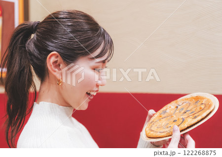 手焼きせんべいを体験する若い女性【撮影協力・新潟米菓 premium SENBEI 田DEN】 手焼きせんべいを体験する若い女性【撮影協力・新潟米菓 premium SENBEI 田DEN】 122268875