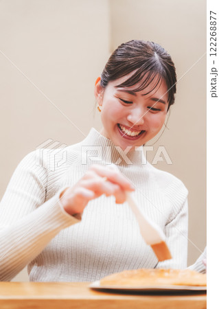 手焼きせんべいを体験する若い女性【撮影協力・新潟米菓 premium SENBEI 田DEN】 手焼きせんべいを体験する若い女性【撮影協力・新潟米菓 premium SENBEI 田DEN】 122268877
