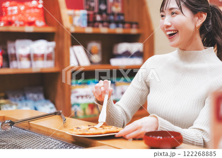 手焼きせんべいを体験する若い女性【撮影協力・新潟米菓 premium SENBEI 田DEN】 122268885