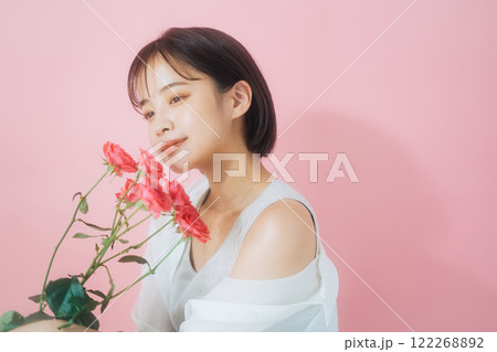 花を持つ若い女性 122268892