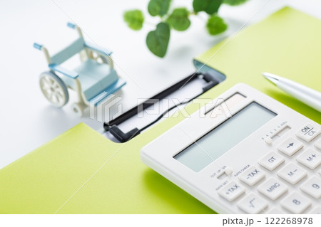 電卓とバインダーと車椅子 電卓とバインダーと車椅子 122268978