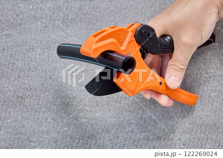 Ratcheting plastic pipe cutter for easy one handed operation. Ratcheting plastic pipe cutter for easy one handed operation. 122269024